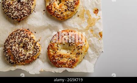 Lebensmittelbanner. Knusprige, leckere Sesambrötchen. Hausgemachtes Backen. Frische und knusprige Bagels mit Sesam und Leinsamen. Die beste hausgemachte New York-Stil Bagel Rec Stockfoto