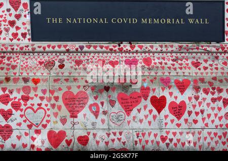 Blick auf die Herzen und Botschaften auf der National Covid Memorial Wall am Ufer der Südseite der Themse, gegenüber des Houses of Parliament. Sie erinnert daran, wie hart das letzte Jahr für viele war. Die Gedenkstätte entwickelt sich weiter – ursprünglich wurde für jeden der 150,000 Menschen, die während der Pandemie im Vereinigten Königreich ums Leben kamen, ein Herz gezogen. Die Öffentlichkeit fügt weiterhin Herzen und persönliche Botschaften hinzu, während das Denkmal zu einem festen Bestandteil des Lebens in London wird. Stockfoto