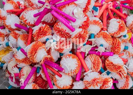 Rot und weiß bemalte verzierte Kugeln aus Thermokol, Verehrungsmaterialien für Hindu-Anhänger. Aufnahme in Kalighat, Kalkata, Westbengalen, Indien Stockfoto