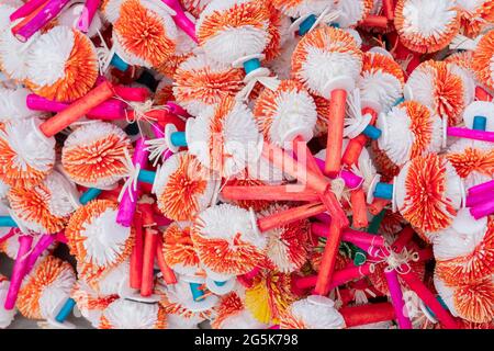 Rot und weiß bemalte verzierte Kugeln aus Thermokol, Verehrungsmaterialien für Hindu-Anhänger. Aufnahme in Kalighat, Kalkata, Westbengalen, Indien Stockfoto