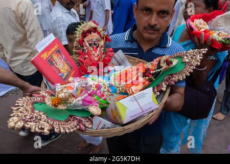 Kolkata, Westbengalen, Indien - 15. April 2019 : junger Mann, der bunte Lehmidole der Göttin Laxmi und kali trägt, Lord Ganesh für Anbetung. Bildaufnahme Stockfoto