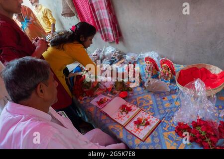 Kalighat, Kalkata, Westbengalen, Indien - 15. April 2019 : die Göttin Laxmi und der Gott Ganesh werden von einer jungen Frau am glückverheißenden Tag Bengalis verehrt Stockfoto