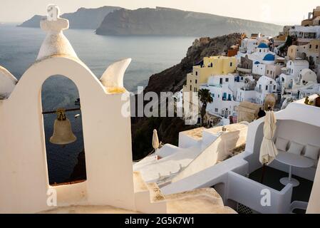 Santorini Caldera von Oía auf den griechischen Inseln der Ägäis. Stockfoto