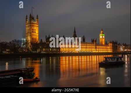 Die Houses of Parliament erleuchteten und reflektierten sich in der Themse in London Stockfoto