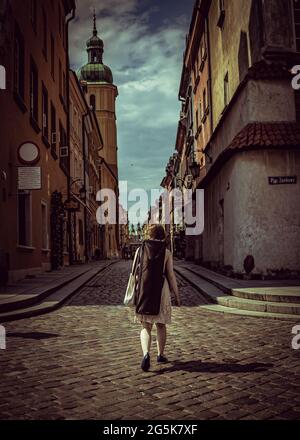 Mädchen mit Geige, Warschauer Altstadt, Geige im Rucksack Stockfoto