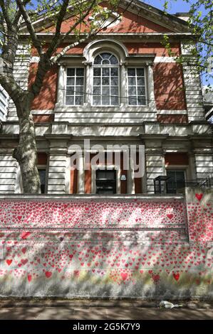 London, Großbritannien. Mai 2021. Blick auf die National Covid Memorial Wall auf dem Damm auf der Südseite der Themse, gegenüber dem Houses of Parliament.Sie erinnert daran, wie hart das letzte Jahr für viele war. Die Gedenkstätte entwickelt sich weiter – ursprünglich wurde für jeden der 150,000 Menschen, die während der Pandemie im Vereinigten Königreich ums Leben kamen, ein Herz gezogen. Die Öffentlichkeit fügt weiterhin Herzen und persönliche Botschaften hinzu, während das Denkmal zu einem festen Bestandteil des Lebens in London wird. Quelle: Martin Pope/SOPA Images/ZUMA Wire/Alamy Live News Stockfoto