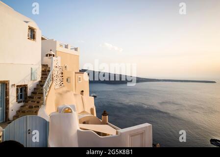 Kykladische Wohnung auf der Caldera in Oia, Santorin, Griechenland. Stockfoto