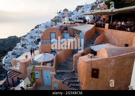 Tanzen auf dem Dach in Oia, Santorin, Griechenland. Stockfoto