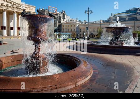 Moskau, Russland - 10. Mai 2021: Blick auf die Brunnen auf dem Platz vor dem Bolschoi-Theater (großes Theater). Moskauer Architektur und Wahrzeichen, Mos Stockfoto