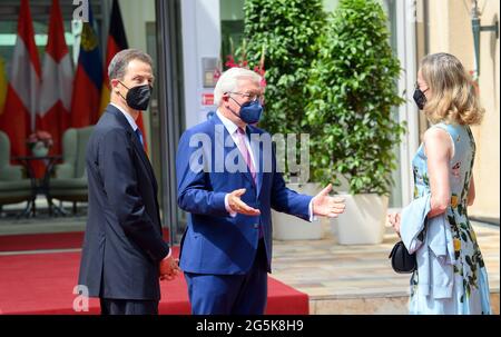 Potsdam, Deutschland. Juni 2021. Bundespräsident Frank-Walter Steinmeier (Mitte) begrüßt den Erbprinzen Alois von und zu Liechtenstein, Stellvertreter des Fürsten von Liechtenstein und Thronfolger, und seine Frau Erbprinzessin Sophie vor dem Bayerischen Haus. Steinmeier empfing die Staatsoberhäupter anderer deutschsprachiger Länder zum Austausch. Der erste Tagesordnungspunkt war eine Aussprache über die Corona-Pandemie. Quelle: Soeren Stache/dpa-Zentralbild/dpa/Alamy Live News Stockfoto