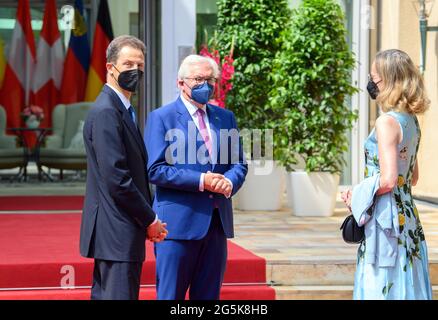 Potsdam, Deutschland. Juni 2021. Bundespräsident Frank-Walter Steinmeier (Mitte) begrüßt den Erbprinzen Alois von und zu Liechtenstein, Stellvertreter des Fürsten von Liechtenstein und Thronfolger, und seine Frau Erbprinzessin Sophie vor dem Bayerischen Haus. Steinmeier empfing die Staatsoberhäupter anderer deutschsprachiger Länder zum Austausch. Der erste Tagesordnungspunkt war eine Aussprache über die Corona-Pandemie. Quelle: Soeren Stache/dpa-Zentralbild/dpa/Alamy Live News Stockfoto