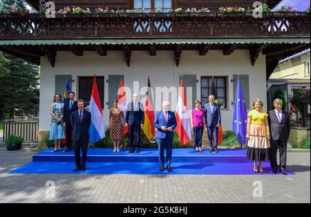 28. Juni 2021, Brandenburg, Potsdam: Bundespräsident Frank-Walter Steinmeier (M) steht auf dem Gruppenfoto vor dem Bayerischen Haus neben (l-r) Erbprinz Alois von und zu Liechtenstein, Stellvertreter des Fürsten von Liechtenstein und Thronfolger, Und seine Frau Erbprinzessin Sophie, seine Königliche Hoheit Henri, Großherzog von Luxemburg, der Schweizer Präsident Guy Parmelin und seine Frau Caroline Parmelin, der österreichische Präsident Alexander Van der Bellen und seine Frau Doris Schmidauer sowie König Philippe von Belgien und seine Frau Königin Mathilde. Steinmeier empfing die Staatsoberhäupter von o Stockfoto