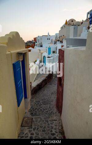 Santorini-Klippenhäuser auf der griechischen Insel. Stockfoto
