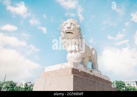 Saint-Petersburg, Russland, 17. August 2020: Löwe auf der Westspiete der Insel Elagin. Stockfoto
