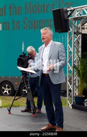 TIFF Needell stellt auf der Londoner Classic Car Show 2021 den ersten Vortrag „135 Jahre Auto, von Dampf zu Supercars“ vor Stockfoto