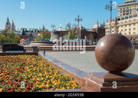Moskau, Russland - 10. Mai 2021: Blick auf die Brunnen auf dem Platz vor dem Bolschoi-Theater (großes Theater). Moskauer Architektur und Wahrzeichen, Mos Stockfoto