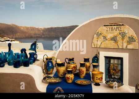 Blaues Glas und bemalte Keramik in Oia, Insel Santorini, Griechenland. Stockfoto