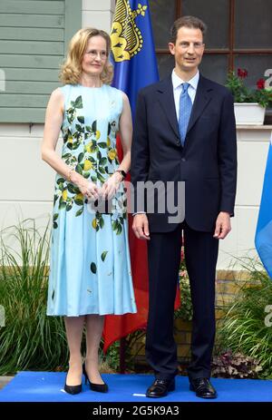 28. Juni 2021, Brandenburg, Potsdam: Erbprinz Alois von und zu Liechtenstein, Stellvertreter des Fürsten von Liechtenstein und Thronfolger, und seine Frau Erbprinzessin Sophie stehen während des Gruppenfotos mit Bundespräsident Steinmeier vor dem Bayerischen Haus. Steinmeier empfing die Staatsoberhäupter anderer deutschsprachiger Länder zum Austausch. Zunächst sollte es eine Debatte über die Corona-Pandemie geben. Foto: Soeren Sache/dpa-Zentralbild/dpa Stockfoto