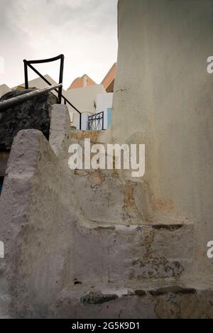 Gut abgenutzte, weiß getünchte Treppe auf der griechischen Insel Santorin in Oia. Stockfoto