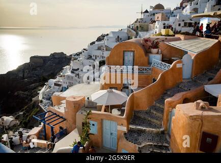 Das Dorf Oia auf der Insel Santorin in Griechenland. Stockfoto