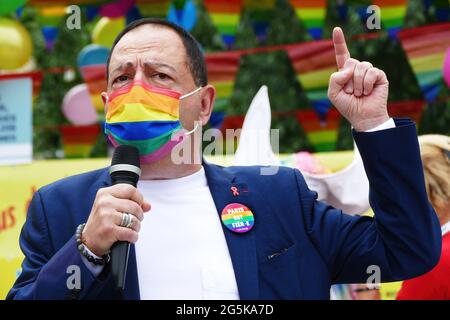 Paris, Frankreich. Juni 2021. Jean-Luc Romero, stellvertretender Bürgermeister von Paris, zuständig für Menschenrechte, Integration und den Kampf gegen Diskriminierung, spricht während des Gay Pride March in Paris. Tausende LGBT-Mitglieder und ihre Unterstützer nahmen am Gay Pride March in Paris Teil, um den Pride Month zu feiern. Kredit: SOPA Images Limited/Alamy Live Nachrichten Stockfoto