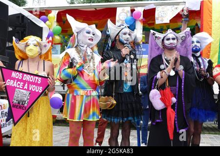 Paris, Frankreich. Juni 2021. Schwestern des ewigen Genusses während des Gay Pride Marsches in Paris. Tausende LGBT-Mitglieder und ihre Unterstützer nahmen am Gay Pride March in Paris Teil, um den Pride Month zu feiern. Kredit: SOPA Images Limited/Alamy Live Nachrichten Stockfoto