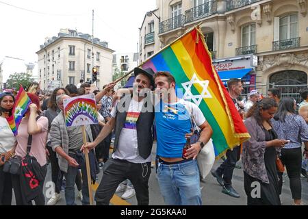 Paris, Frankreich. Juni 2021. Jüdische Homosexuelle posieren für ein Foto während des Gay Pride Marsches in Paris. Tausende LGBT-Mitglieder und ihre Unterstützer nahmen am Gay Pride March in Paris Teil, um den Pride Month zu feiern. Kredit: SOPA Images Limited/Alamy Live Nachrichten Stockfoto