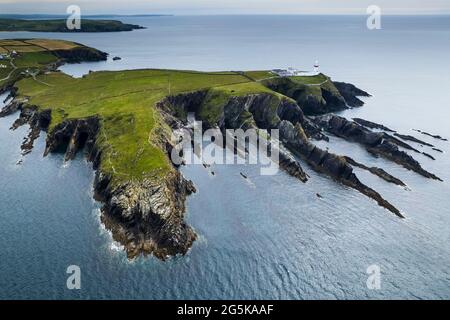 Luftaufnahme des Galley Head Lighthouse in Rathbarry bei Rossarbery, Grafschaft Cork, an der Südküste Irlands. Stockfoto