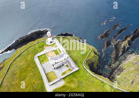 Luftaufnahme des Galley Head Lighthouse in Rathbarry bei Rossarbery, Grafschaft Cork, an der Südküste Irlands. Stockfoto