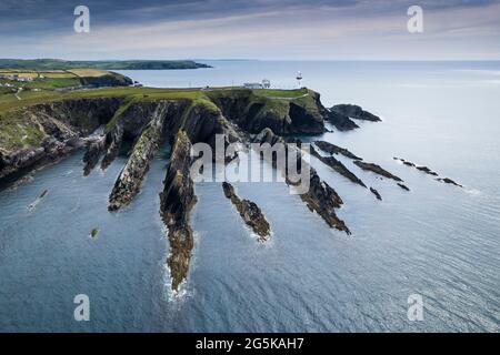 Luftaufnahme des Galley Head Lighthouse in Rathbarry bei Rossarbery, Grafschaft Cork, an der Südküste Irlands. Stockfoto