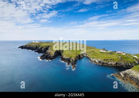 Luftaufnahme des Galley Head Lighthouse in Rathbarry bei Rossarbery, Grafschaft Cork, an der Südküste Irlands. Stockfoto