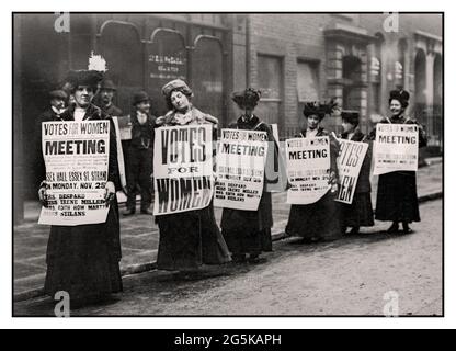 WAHLRECHT 1900 London UK Suffragettes, Kampagne mit Plakaten in London, die das britische Wahlrecht ‘Meeting’’ ‘Votes for Women’ in Essex Hall Essex Street Strand London UK fördern und bewerben Stockfoto