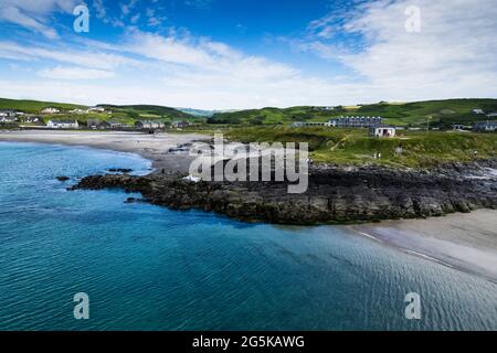 Luftaufnahme des Warren, einem kleinen geschützten Strand mit Sanddünen in Rosscarbery, County Cork, Irland Stockfoto