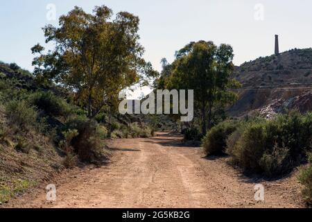 Straße auf dem Berg in Richtung Gipfel und mitten in einem sonnigen Tag. Stockfoto