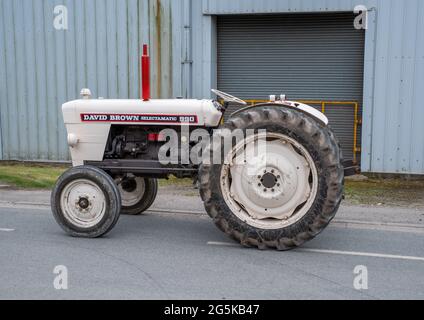 27. Juni 2021 - Pocklington, East Yorkshire, UK - Beacon Young Farmers Club Tractor Run. Der weiße David Brown-Traktor perkte fahrerlos. Stockfoto