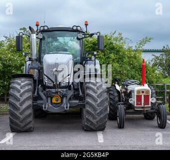 27. Juni 2021 - Pocklington, East Yorkshire, UK - Beacon Young Farmers Club Tractor Run. Ein großer Fendt 828 neben einem kleinen David Brown 990 Traktor. Stockfoto