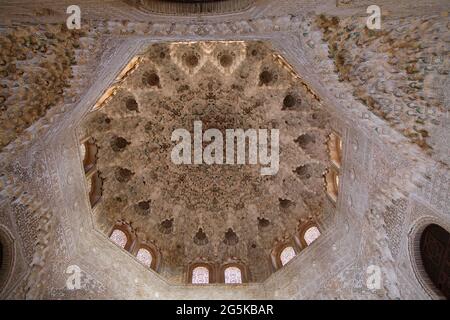 Alhambra Granada Spanien.die Halle der Ajimeces, (Sala de los Ajimeces) zwei Balkone mit zwei Einzelbetten an der Nordwand mit Blick auf den Garten.der Palast der Naziaren / die Palacios Naziaries.Alhambra in Granada Andalusien Spanien Arabesque maurische Architektur Stockfoto