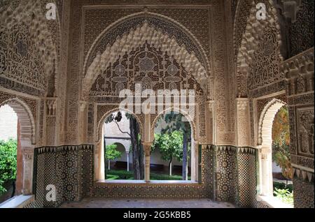 Alhambra Granada Spanien.die Halle der Ajimeces, (Sala de los Ajimeces) zwei Balkone mit zwei Einzelbetten an der Nordwand mit Blick auf den Garten.der Palast der Naziaren / die Palacios Naziaries.Alhambra in Granada Andalusien Spanien Arabesque maurische Architektur Stockfoto