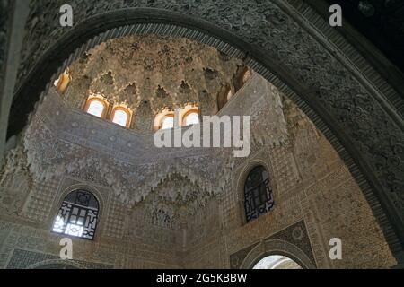 Alhambra Granada Spanien.die Halle der Ajimeces, (Sala de los Ajimeces) zwei Balkone mit zwei Einzelbetten an der Nordwand mit Blick auf den Garten.der Palast der Naziaren / die Palacios Naziaries.Alhambra in Granada Andalusien Spanien Arabesque maurische Architektur Stockfoto