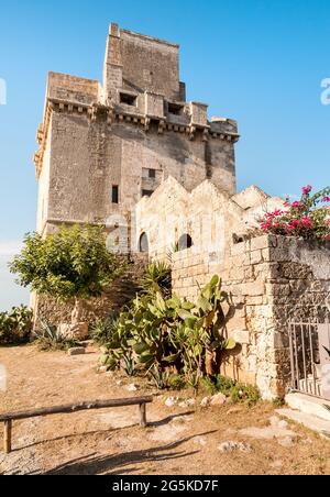 Blick auf den historischen Befestigungsturm - Torre Colimena im Dorf Manduria, Provinz Taranto, Apulien, Italien Stockfoto