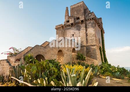 Blick auf den historischen Befestigungsturm - Torre Colimena im Dorf Manduria, Provinz Taranto, Apulien, Italien Stockfoto