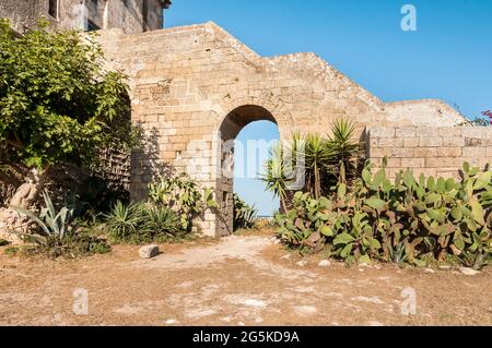 Blick auf den historischen Befestigungsturm - Torre Colimena im Dorf Manduria, Provinz Taranto, Apulien, Italien Stockfoto