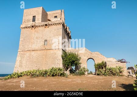 Blick auf den historischen Befestigungsturm - Torre Colimena im Dorf Manduria, Provinz Taranto, Apulien, Italien Stockfoto