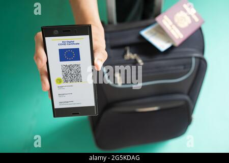 Frau zeigt auf Smartphone EU Digital Covid Zertifikat mit Quad-Code. Stockfoto