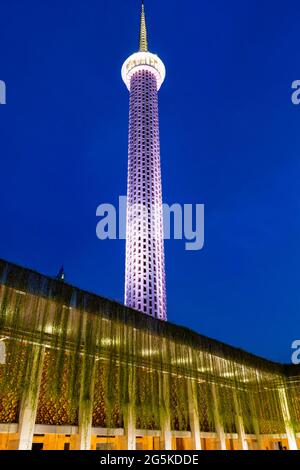 Jakarta, Indonesien - CA. Juni 2021: Minarett oder Turm der Istiqlal-Moschee in Jakarta, Indonesien; zur blauen Stunde Stockfoto