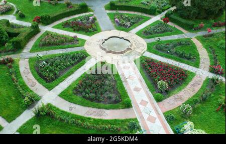 Rosengarten mit gepflasterten Wegen im botanischen Garten, der nach Grishko benannt ist. Stockfoto