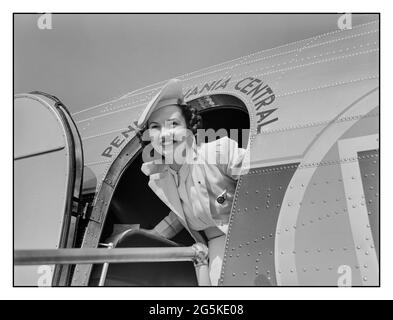 Flugbegleiter der 40er-Jahre-Airline-Crew in Uniform mit einladendem Lächeln an der Eingangstür zu einem Flugzeug der DC3 Pennsylvania Central Airline. Städtischer Flughafen, Washington, D.C., von Jack Delano Fotograf LOC war Administration FSA/OWI 1941 July. Vereinigte Staaten--District of Columbia--Washington (D.C. Stockfoto