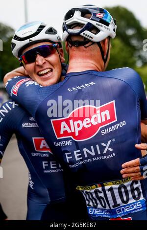 Der Belgier Tim Merlier von Alpecin-Fenix, der Belgier Jasper Philipsen von Alpecin-Fenix und der Niederländer Mathieu van der Poel von Alpecin-Fenix feiern nach Merlie Stockfoto