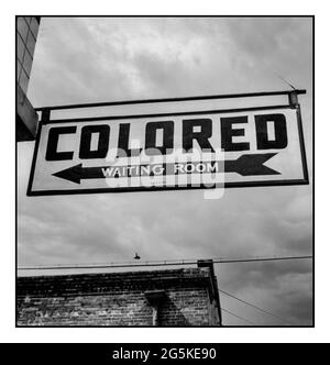 'FARBIGER' Warteraum-Schild für farbige Amerikaner aus den 1940er Jahren rassistische Rassentrennung-Schild USA Eine Greyhound-Busfahrt von Louisville, Kentucky, nach Memphis, Tennessee und den Terminals. Schild an der Bushaltestelle. Rom, Georgien Stockfoto