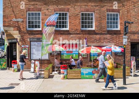 Tische und Stühle für Kunden des Corner Shop on Waterside in Stratford-upon-Avon, Warwickshire Stockfoto